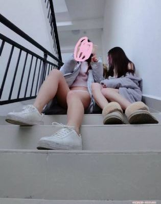 国产精品自产拍在线观蜜色月直播_超清免费观看